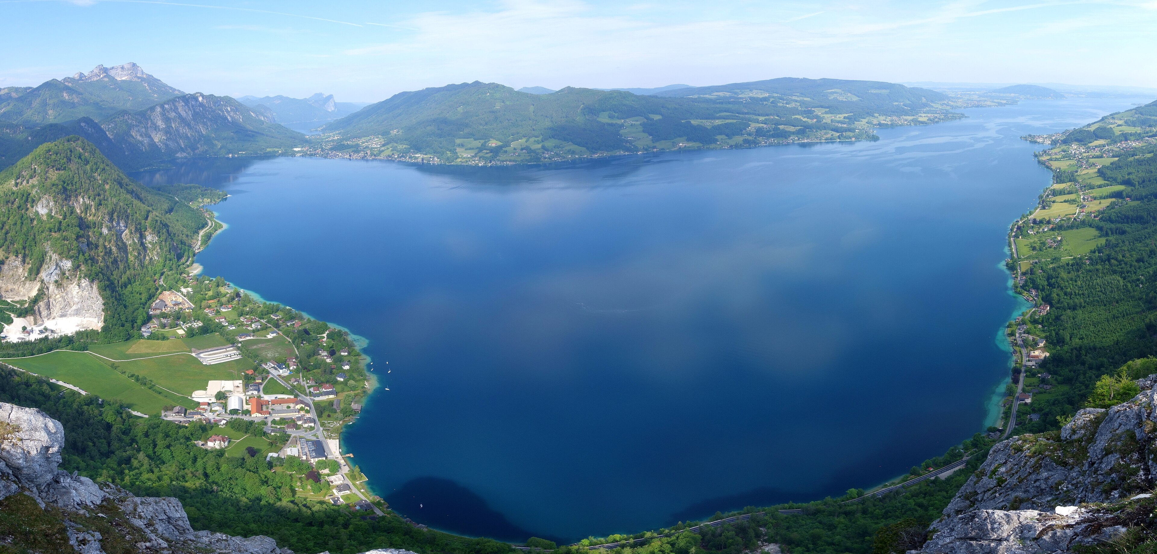Helles Panorama über den Attersee und die umliegenden Berge